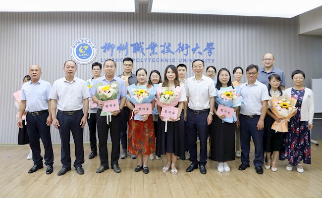 伟德官网召开庆祝第40个教师节教师代表座谈会